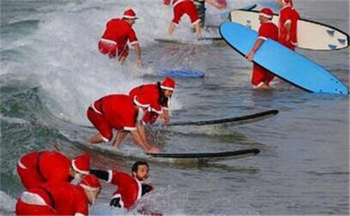 320名圣诞老人整体冲浪？？？八一八圣诞节奇闻趣事