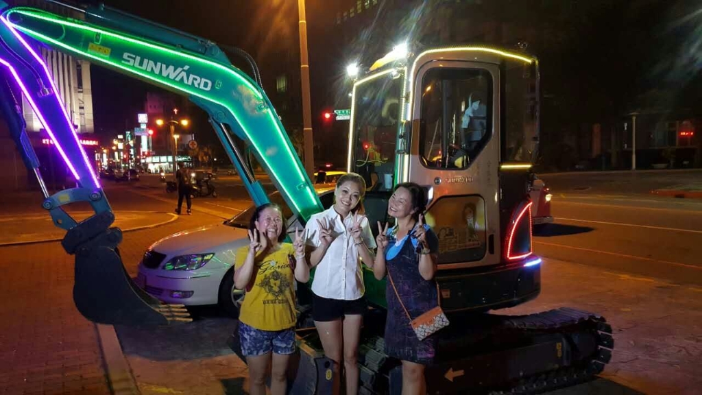 嘉義市长大赞永利集团官网智能挖掘机环台义举