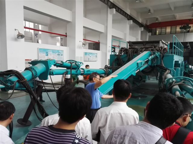 鹤发银丝映日月，，，赤心热血沃新花