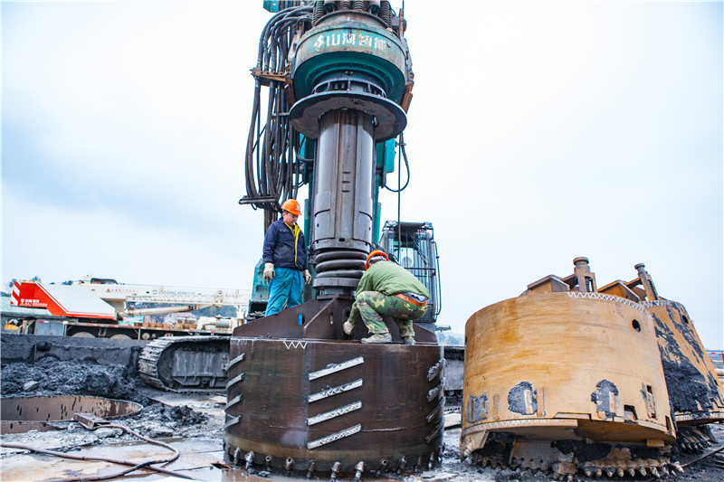 水下钻孔80米，，，，永利集团官网智能旋挖钻机震撼施工时势