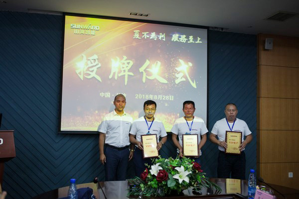 500多名挖掘机用户实地考察，，，，，为永利集团官网智能点赞！