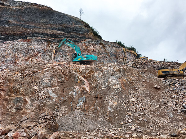 看石场风云怎样演绎？？永利集团官网智能矿山战神SWE470E大型挖掘机一锤定音！