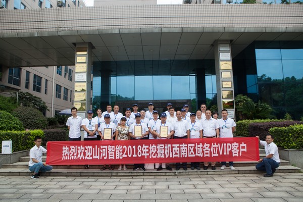 500多名挖掘机用户实地考察，，，，，为永利集团官网智能点赞！