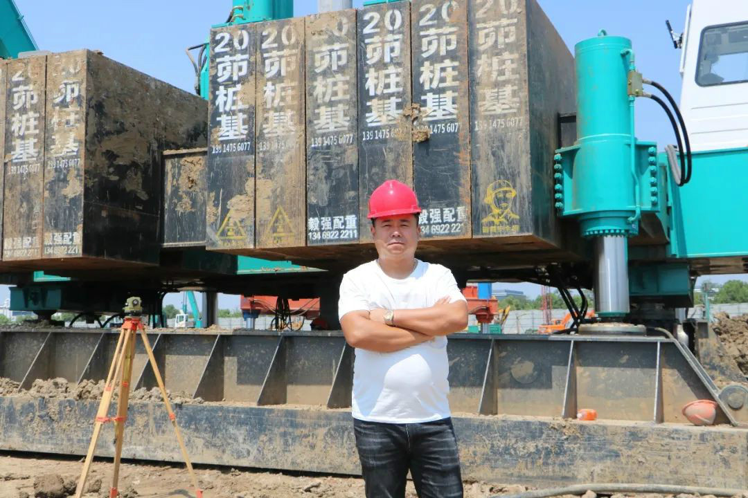 液压静力压桩机从1台到21台，，，，，他只用了8年！