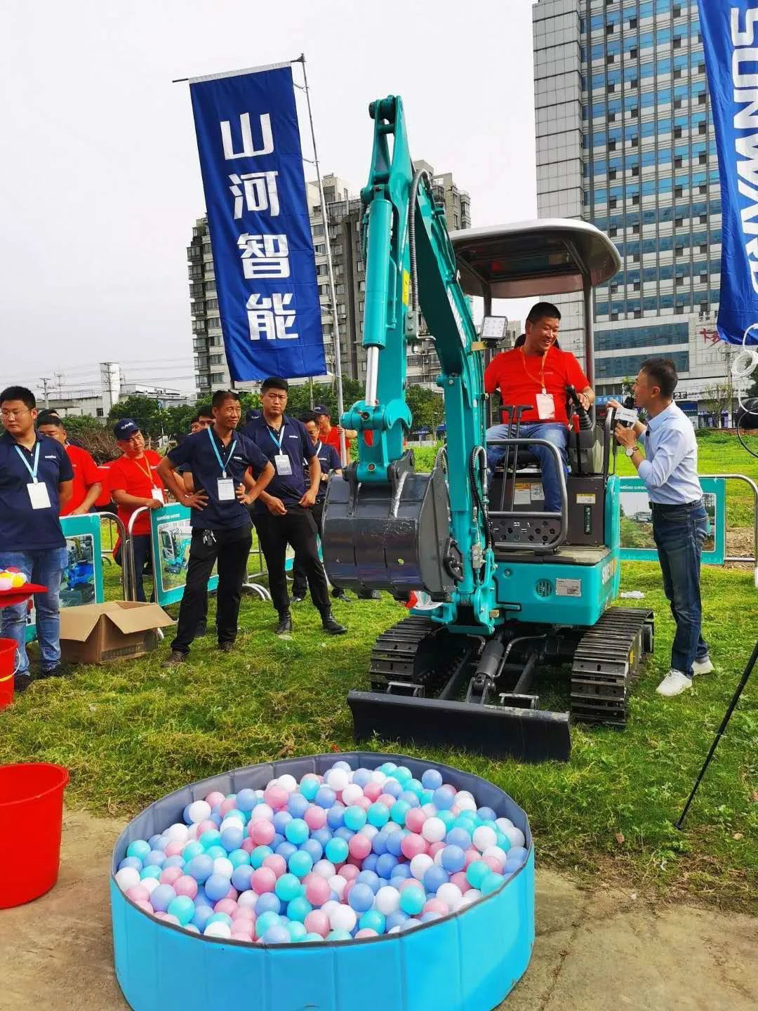 2020全球微挖大会 永利集团官网智能精品微挖赢得满堂彩