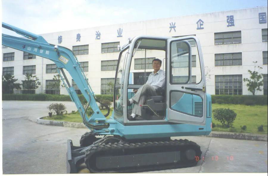 以先导式立异实现挖掘机从无到有，，，，，，从小到大，，，，，，从大到强！