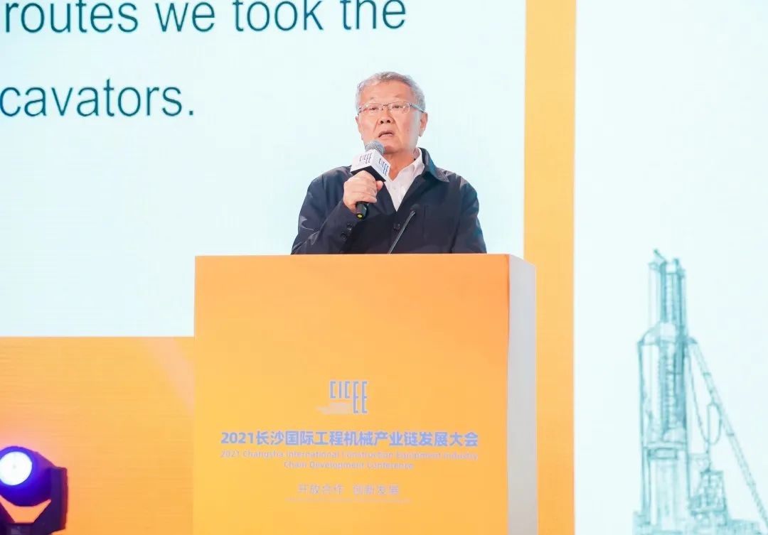 何清华出席长沙国际工程机械工业链生长峰会，，，，，，走“双循环”蹊径要害在于“要做好自己的事情”