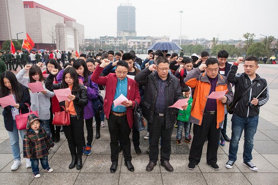 爱岗敬业，，，，践行雷锋精神