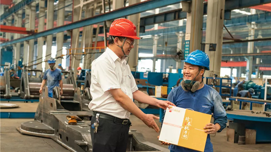 万力集团“送清凉”活动，，慰问一线员工