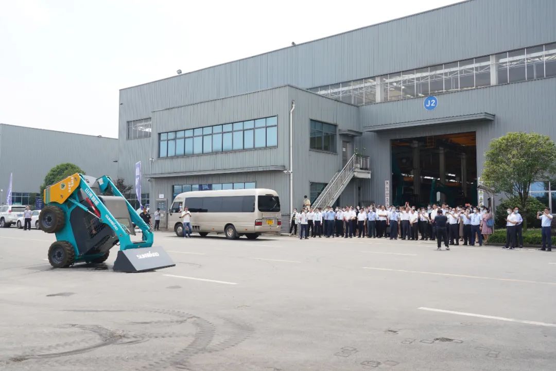 天下战略性新兴工业集群建设考察团调研永利集团官网智能