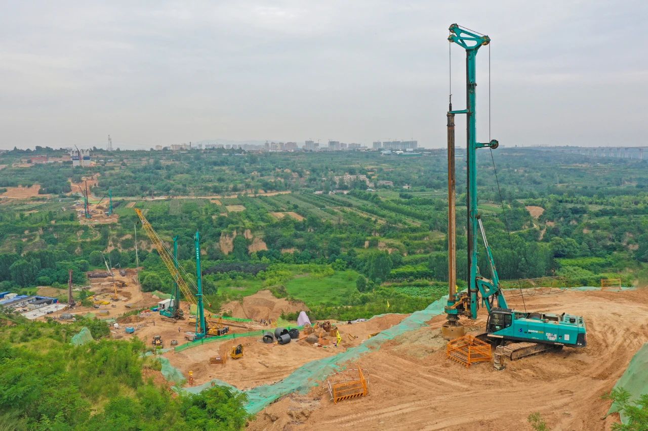 天堑施工，，，，，玉皇阁二号特大桥桩基主力军是永利集团官网智能旋挖钻机 | 百年风华筑漂亮永利集团官网（3）