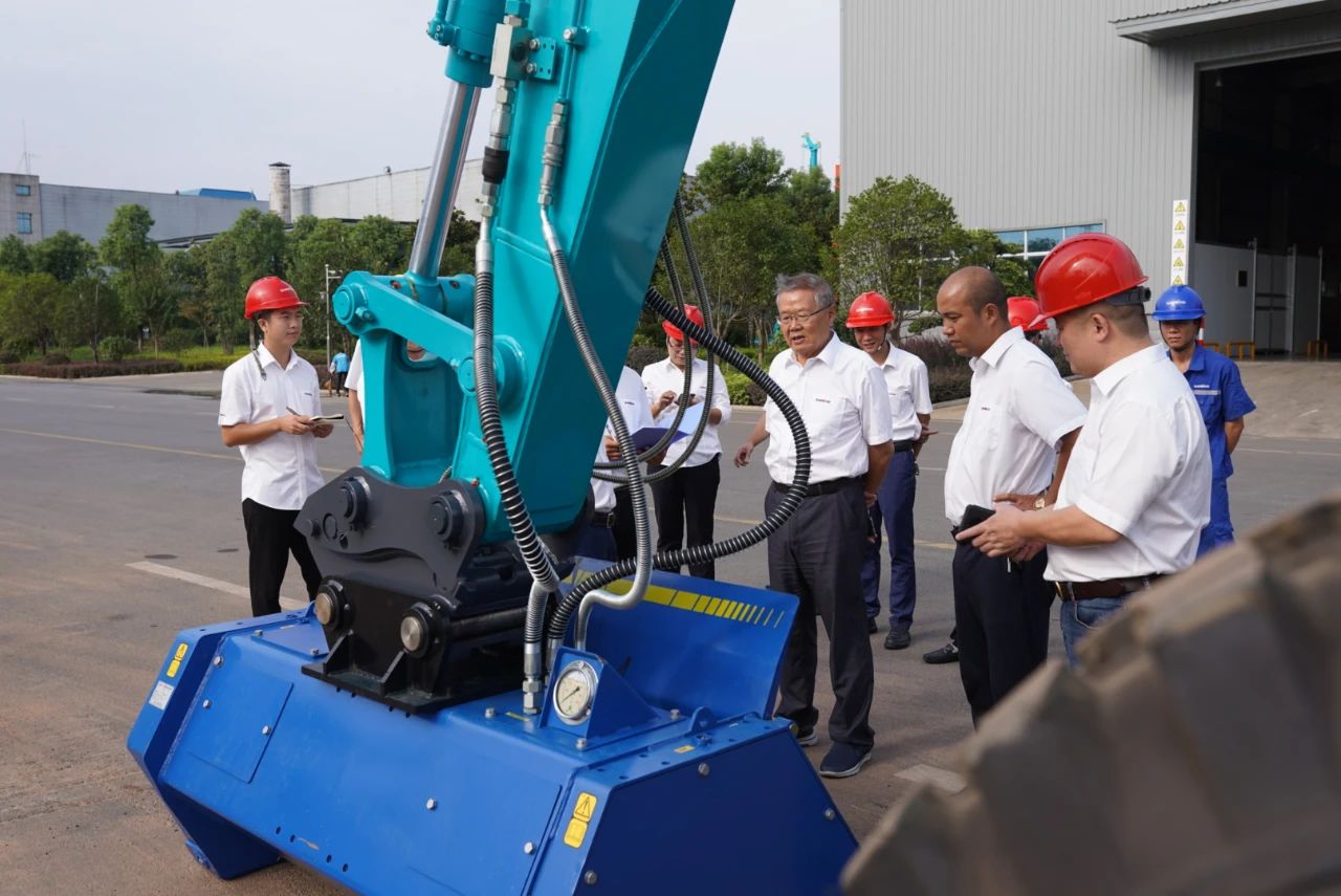 海内首台！永利集团官网智能15吨级轮履两用开带机乐成下线