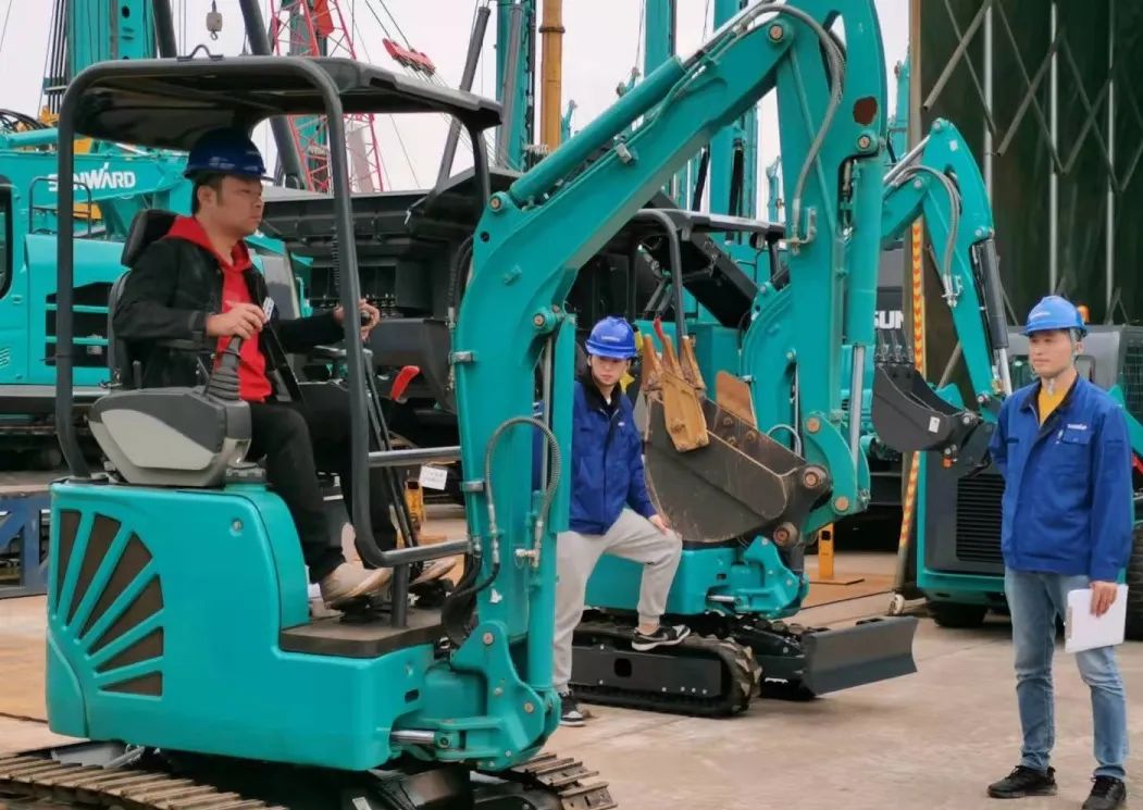 一起来“找茬”！10位“超等体验官”试驾永利集团官网智能最新“F系列”挖掘机