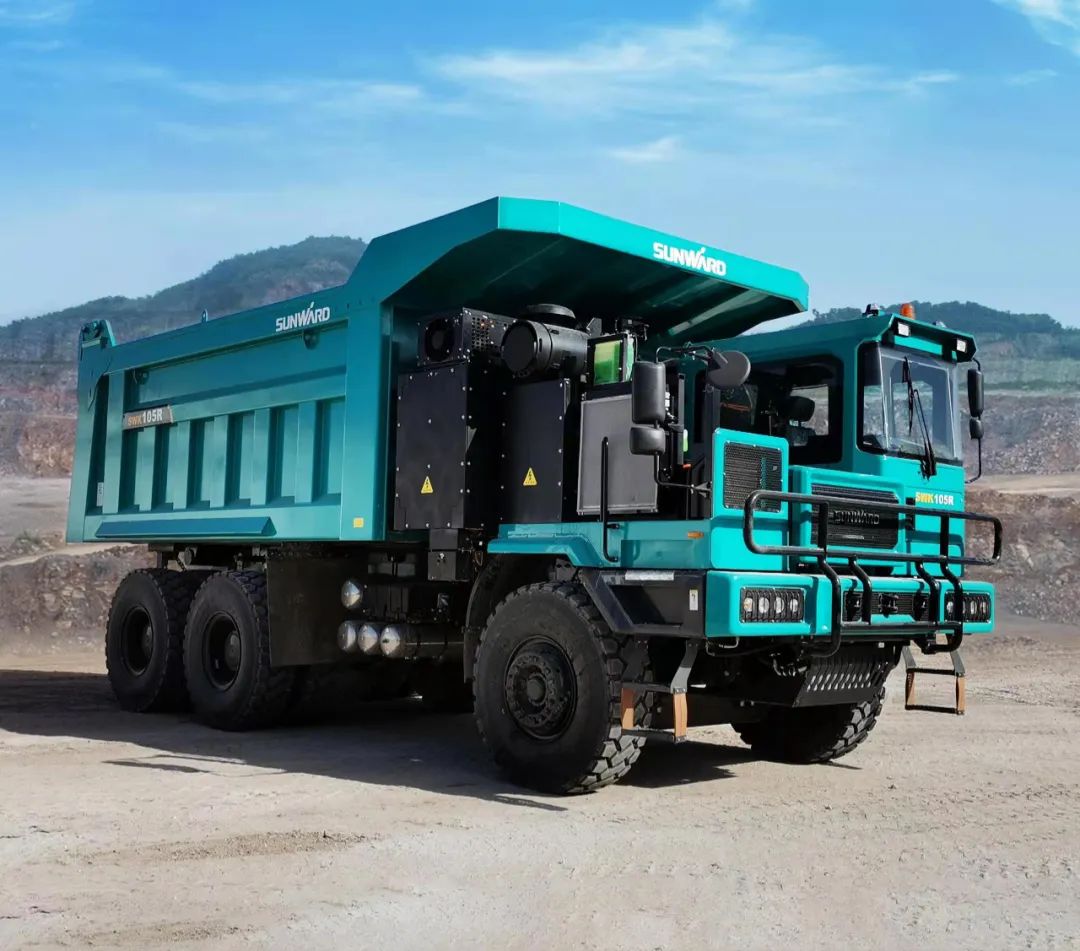 新能源，，，，长续航！永利集团官网智能首台LNG增程式宽体矿卡下线交付