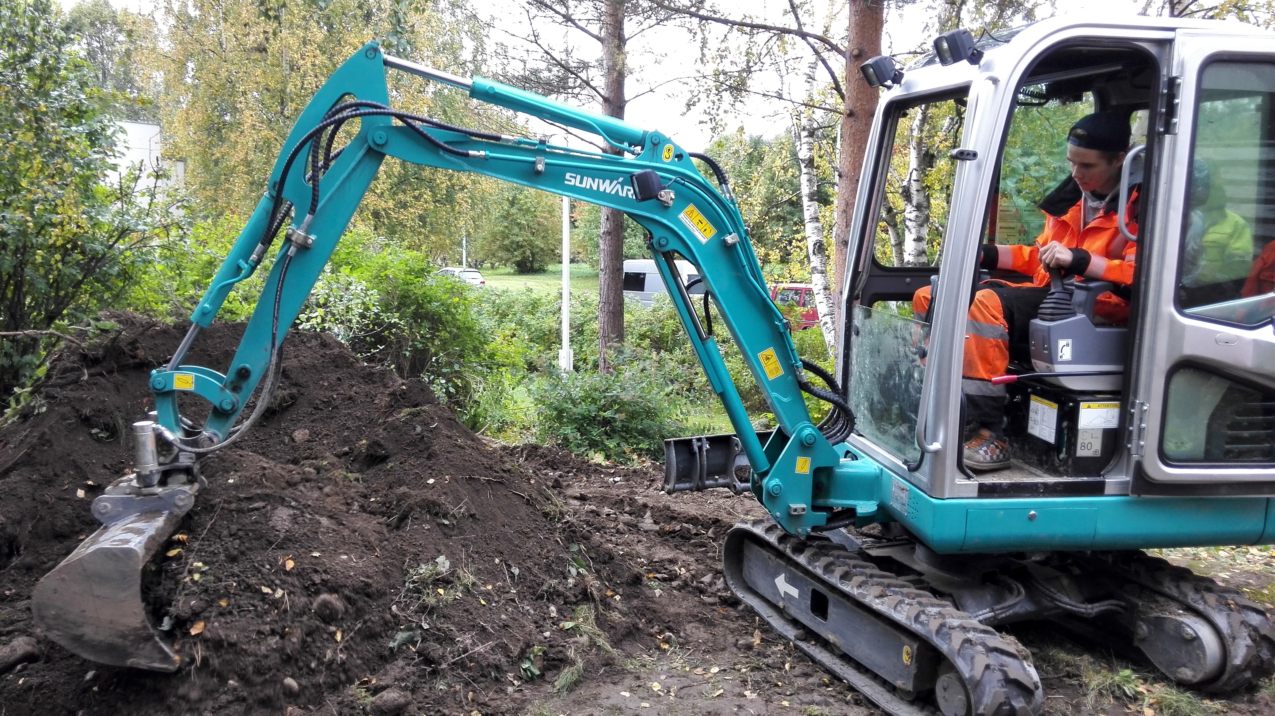 国产小型挖掘机价钱几多钱一台？？？？？？