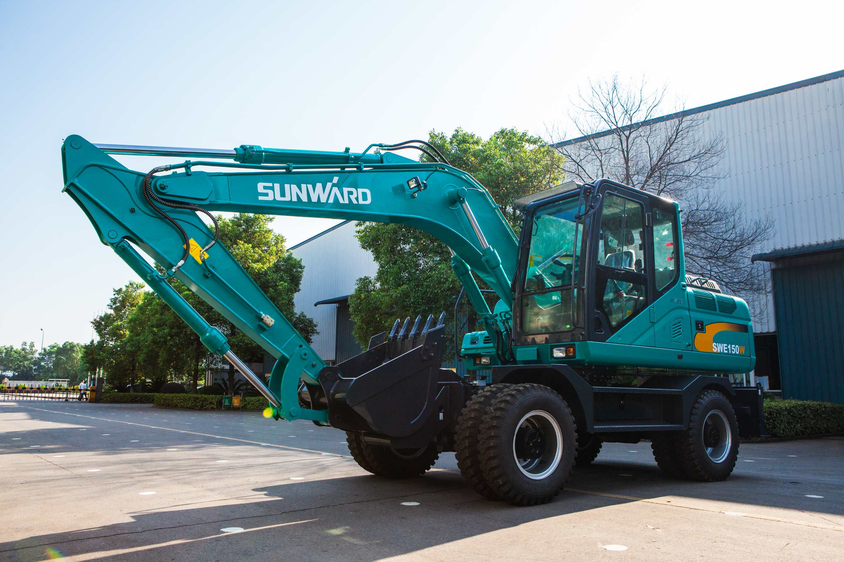 轮胎式挖掘机和履带式挖掘机，，，，你更看好哪个？？？？