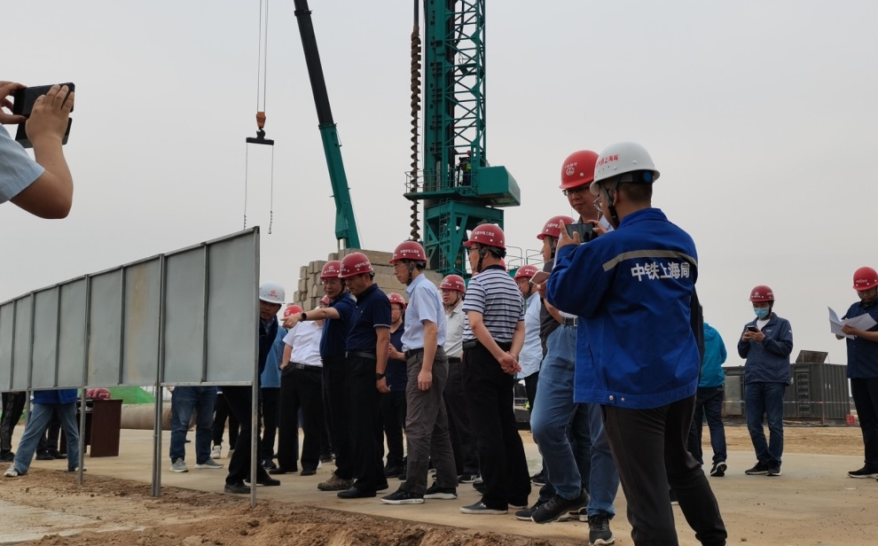 创下纪录！永利集团官网智能引孔式静力压桩机首次应用于高铁项目