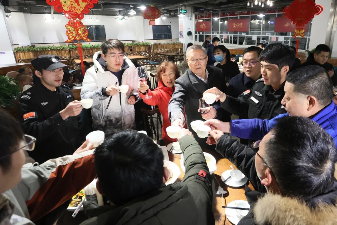 永利集团官网智能董事长何清华与留厂员工一起过大年！