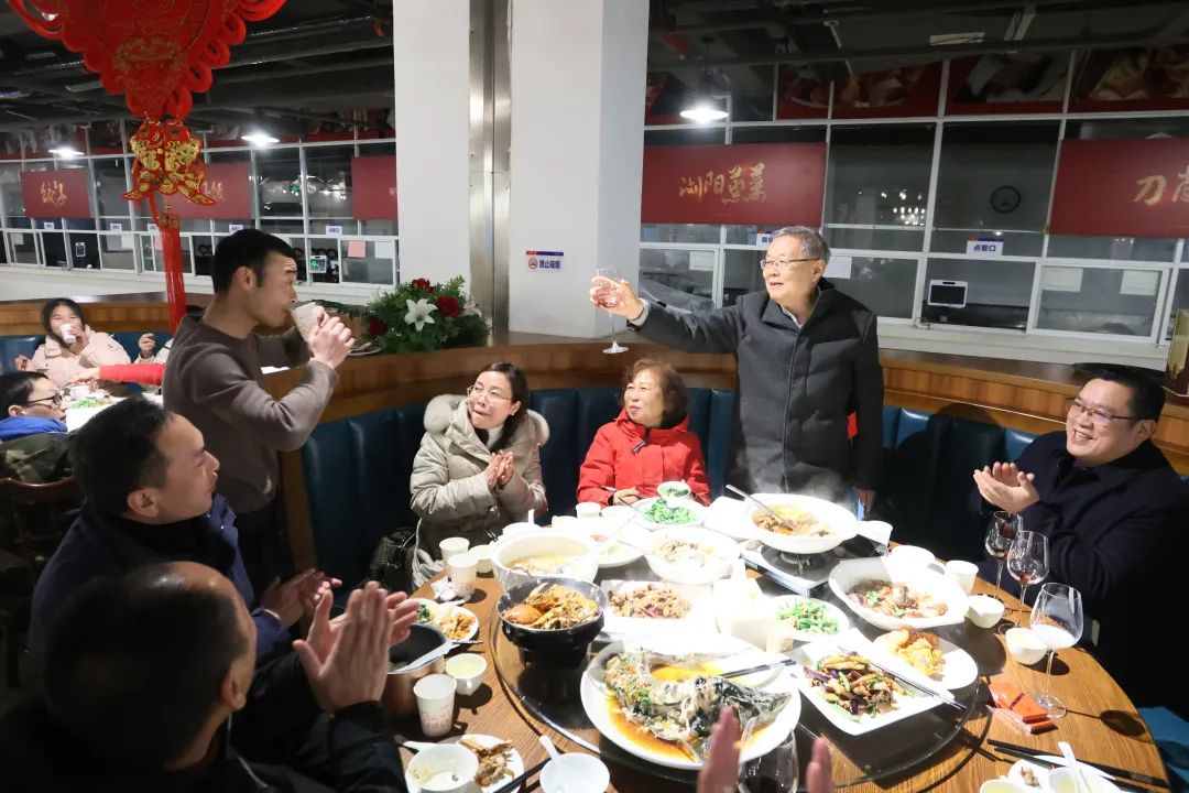 永利集团官网智能董事长何清华与留厂员工一起过大年！
