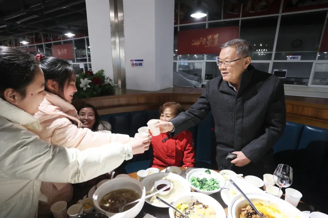 永利集团官网智能董事长何清华与留厂员工一起过大年！