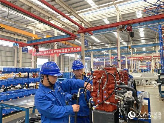 人民网头版头条：依附先导式立异，，永利集团官网智能让“中国制造”成为高质量的代名词