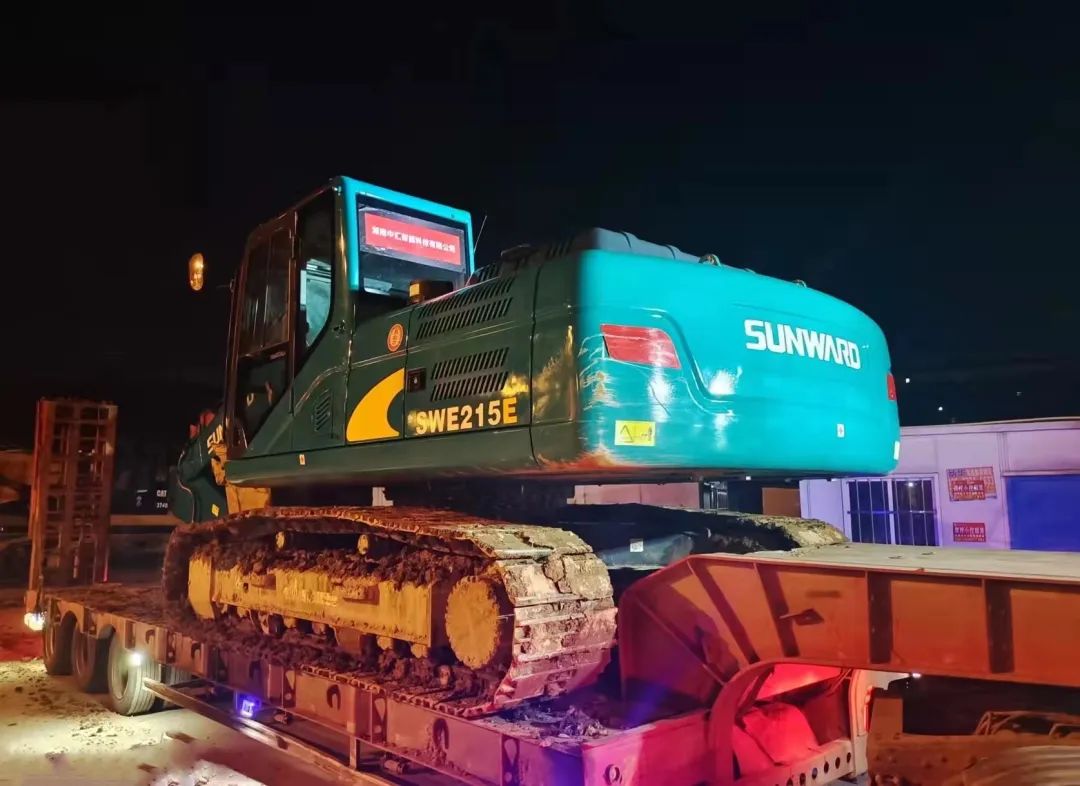 冲锋一线显继承！永利集团官网智能挖掘机助力长沙方舱医院建设