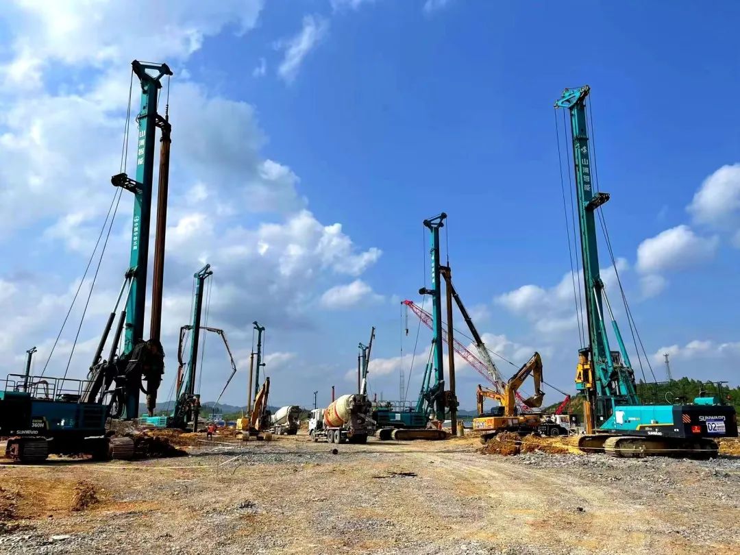 打桩“神器”再露锋芒！永利集团官网智能旋挖钻机助力贵阳贵安新区负极质料项目加速建设