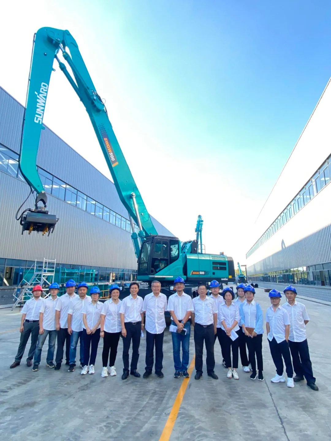 作业幅度达18米，，，，永利集团官网智能首台轮式抓料机乐成下线