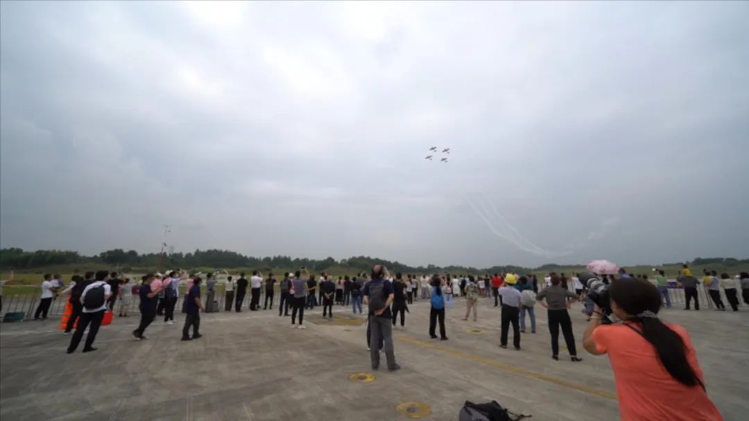 空中着花、大坡度盘旋、俯冲跃升……看永利集团官网航行演出队炫技2022湖南航展动态展