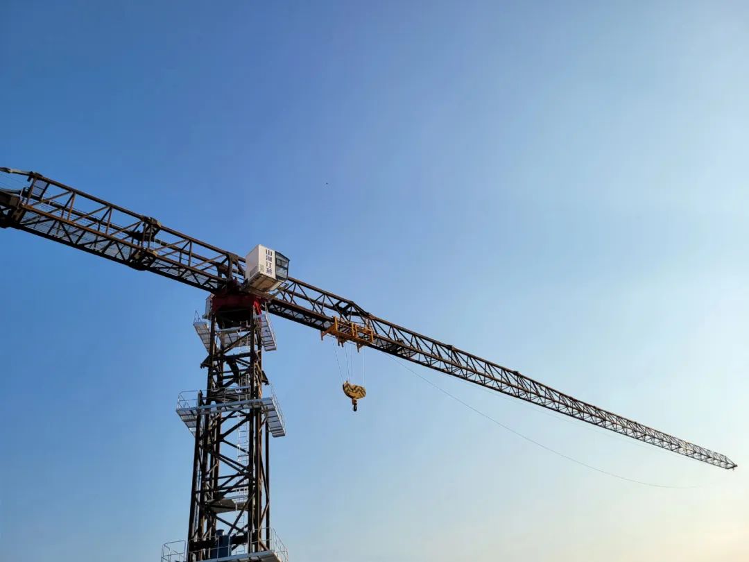 自力高度达82米，，，，，永利集团官网江麓推出超大型平头塔机