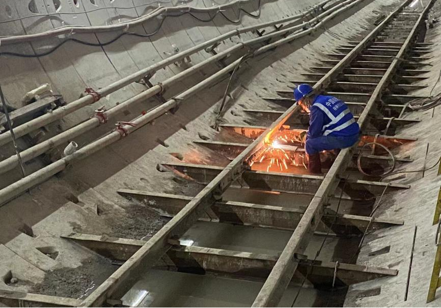 再传喜报！中铁永利集团官网盾构机顺遂贯串深圳地铁3号低碳站～坪西站左线