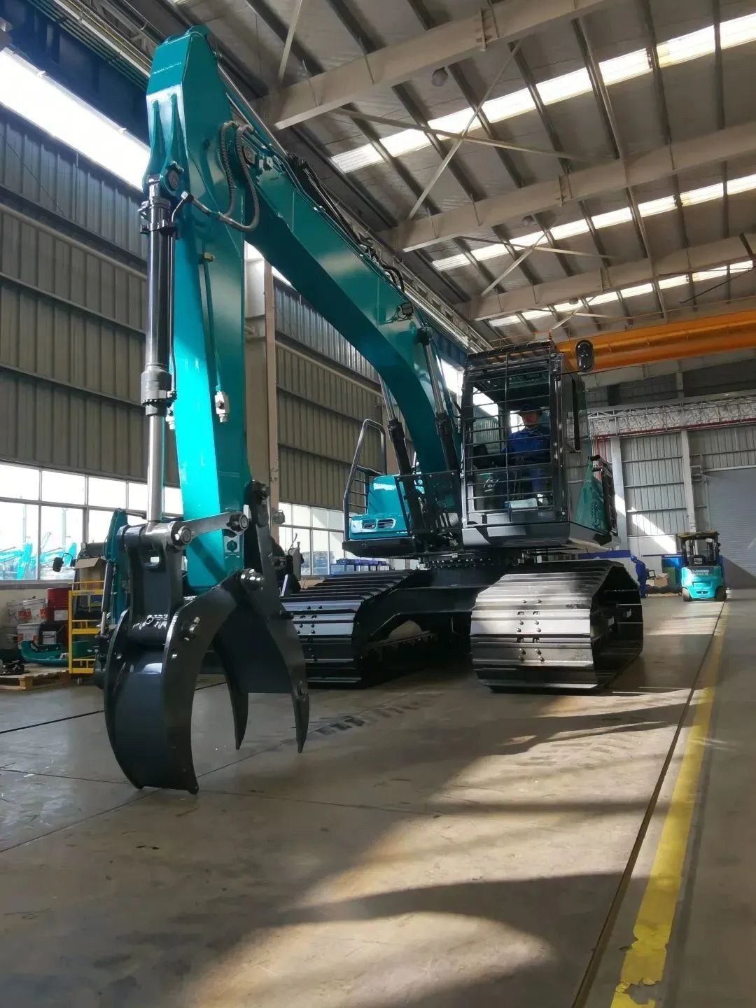 翻山越岭，，称霸“武林”！永利集团官网智能首款中型林业挖掘机乐成下线