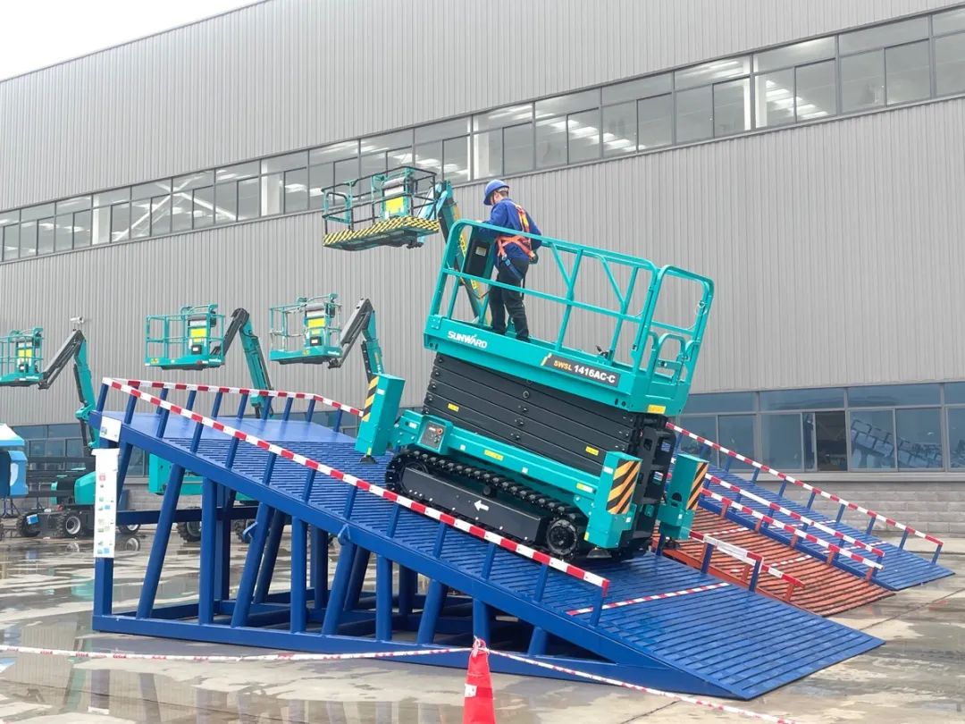 出厂即“出道”！永利集团官网智能首款履带剪叉式高空作业平台批量上市