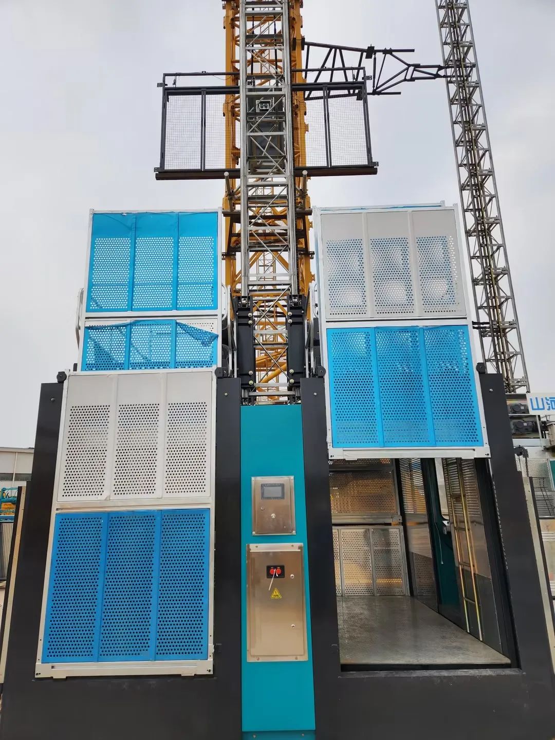 科技显能、再添新品！永利集团官网江麓智能施工升降机乐成下线