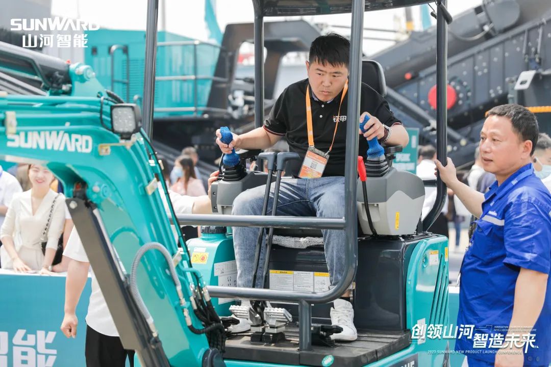 精品出击、互动一直！永利集团官网智能F系列挖掘机闪灼长沙展