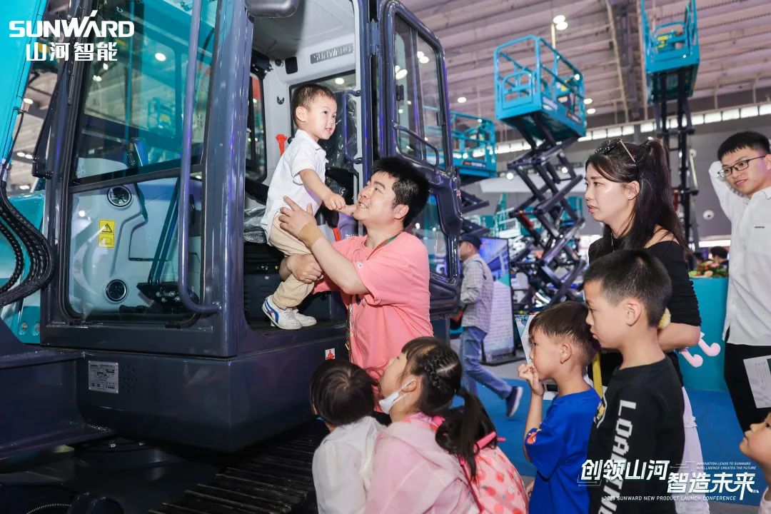 精品出击、互动一直！永利集团官网智能F系列挖掘机闪灼长沙展