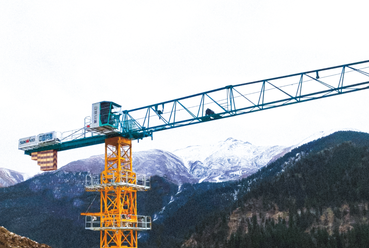 天山脚下的画师！永利集团官网江麓群塔援疆建设新景致