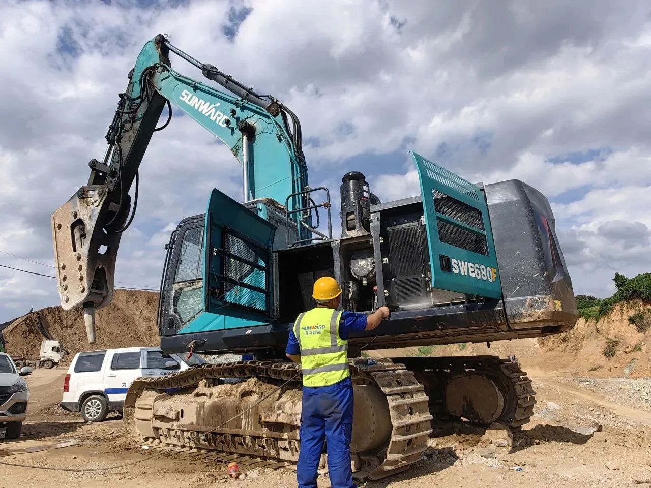 步履一直，，，服务不止！永利集团官网智能挖掘机服务万里行火热举行中