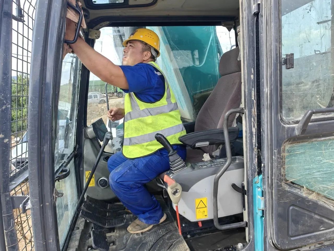 步履一直，，，服务不止！永利集团官网智能挖掘机服务万里行火热举行中