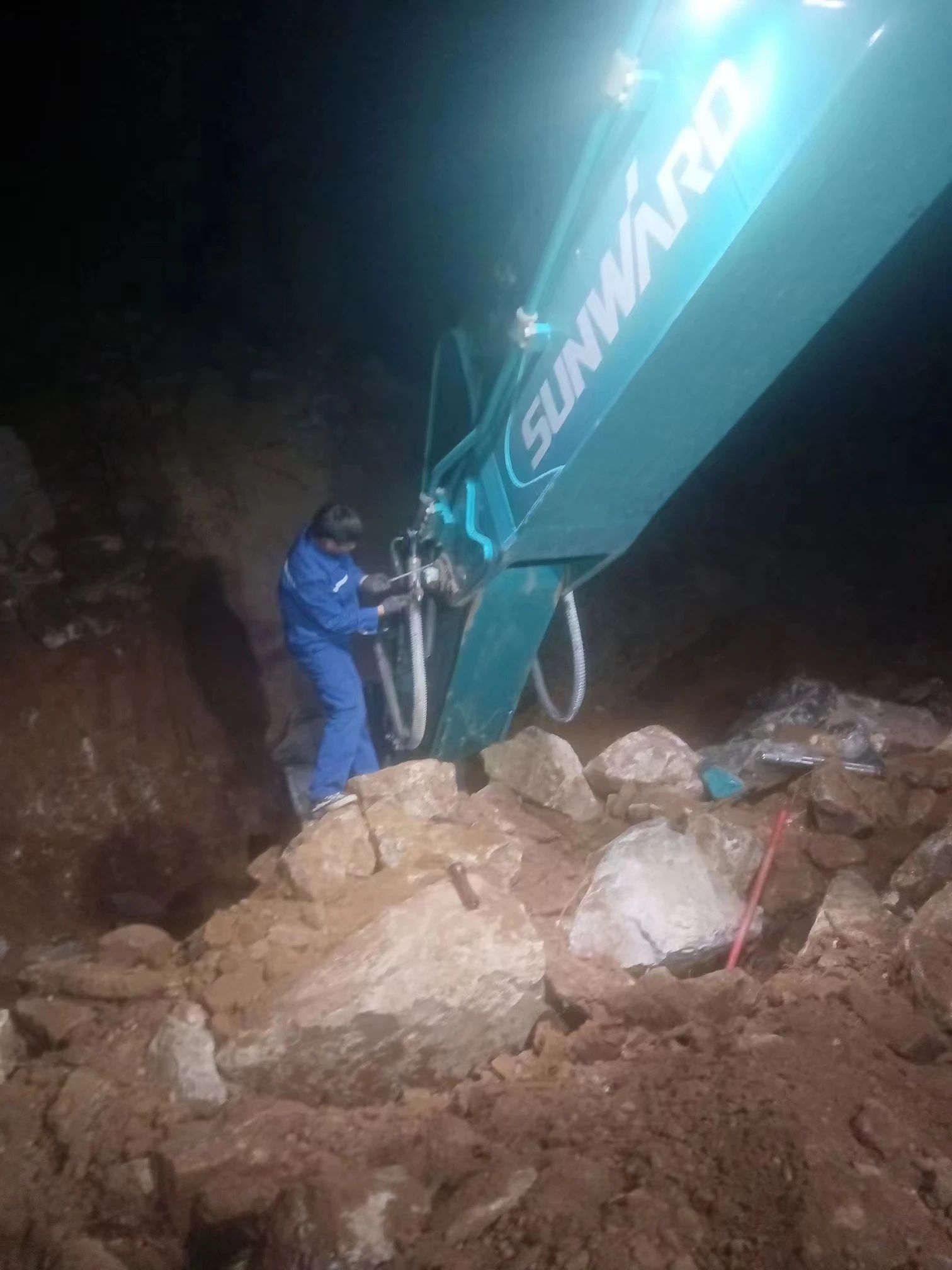 一线“热”闻 | 专业售后，，，，，，专心折务！永利集团官网智能挖掘机服务万里行一直在路上