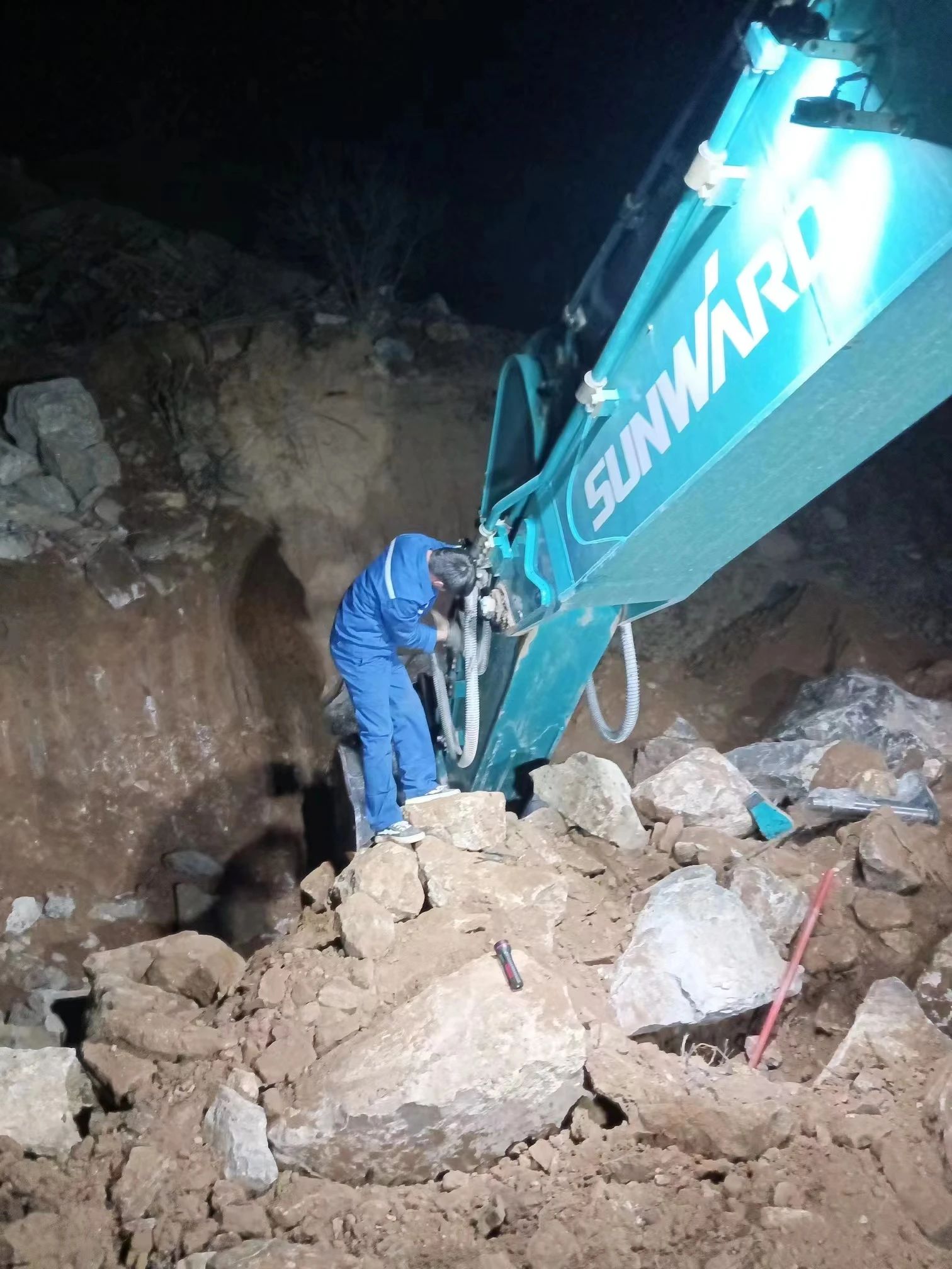 一线“热”闻 | 专业售后，，，，，，专心折务！永利集团官网智能挖掘机服务万里行一直在路上