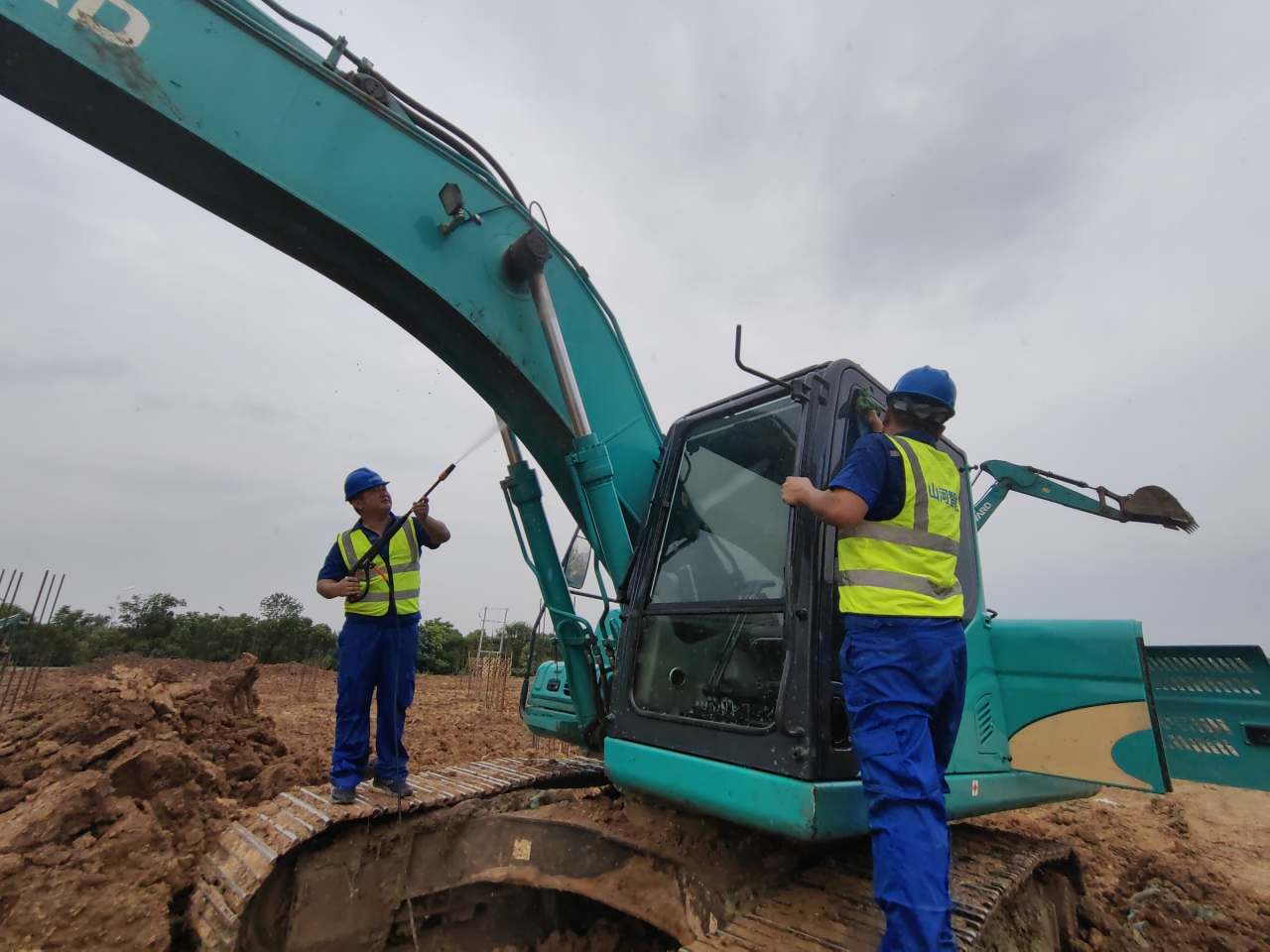 一线“热”闻 | 专业售后，，，，，，专心折务！永利集团官网智能挖掘机服务万里行一直在路上