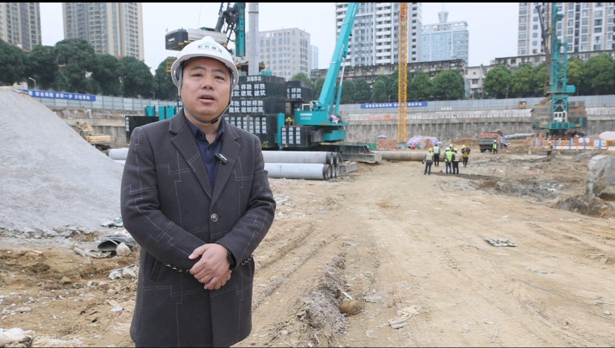 “绿巨人”显神威！永利集团官网智能引孔式静力压桩机助建“绿城”南宁民生项目