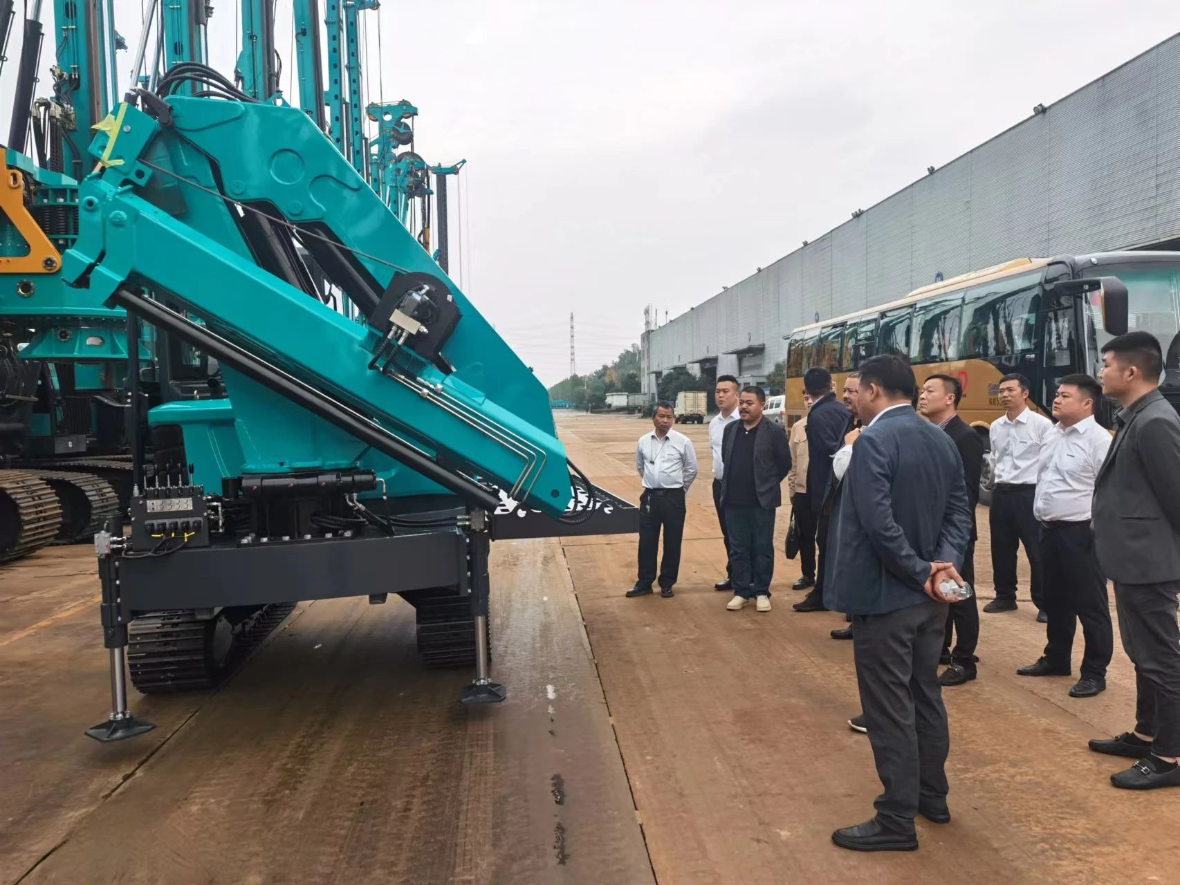 行业严冬现暖阳！现场签购20台旋挖钻机，，，，，，永利集团官网智能携手湖南骏牛助力国家电网项目建设