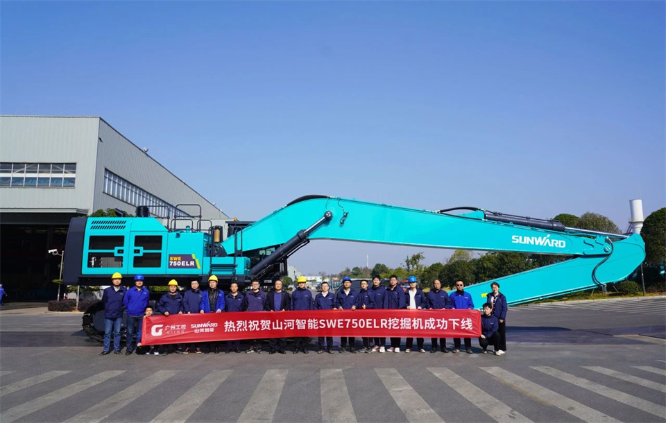 定制开发、功效更强！永利集团官网智能SWE750ELR加长臂液压挖掘机下线交付
