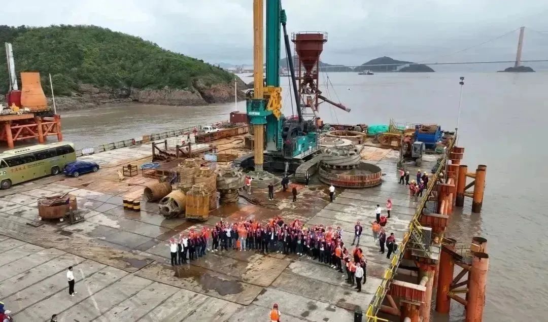 周全告捷！永利集团官网智能超等旋挖钻机圆满完成甬舟铁路西堠门公铁两用大桥桩基施工使命