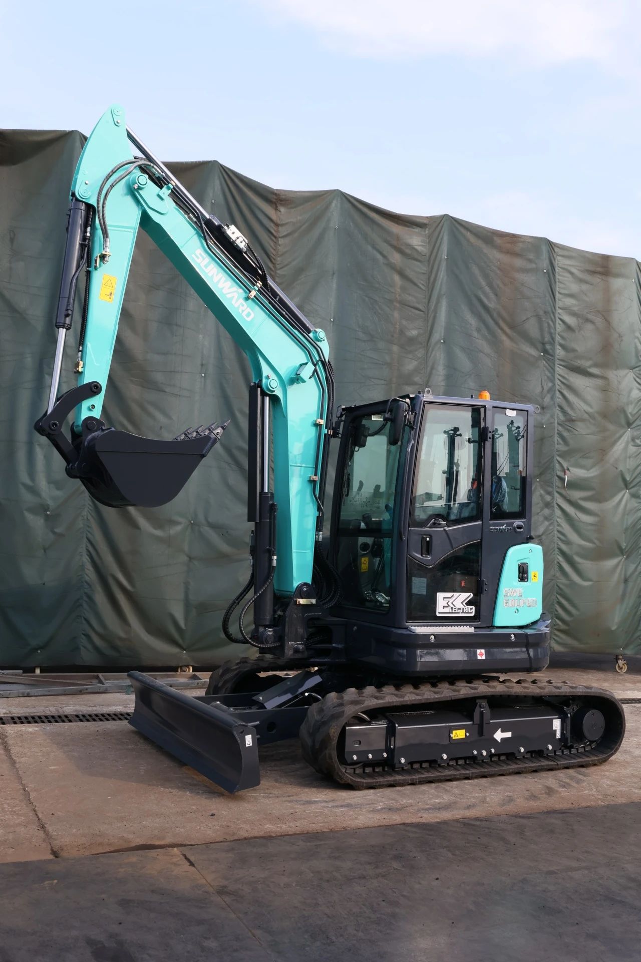 绿色上新！永利集团官网智能SWE60UFED纯电动无尾挖掘机乐成下线