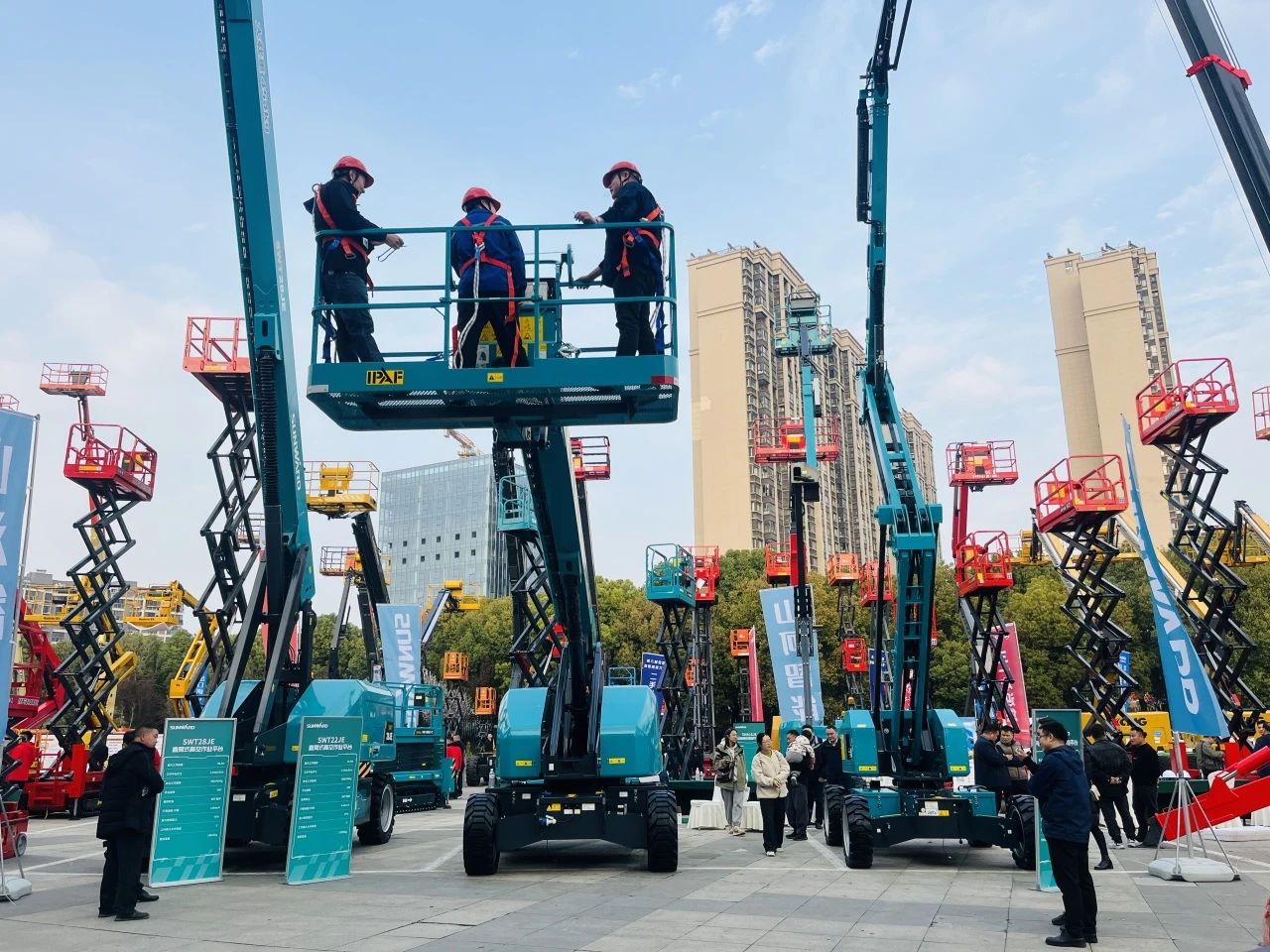 “爆品”来袭，，，，，，签简单直！ 永利集团官网智能艳服亮相第八届天下高空作业平台租赁大会