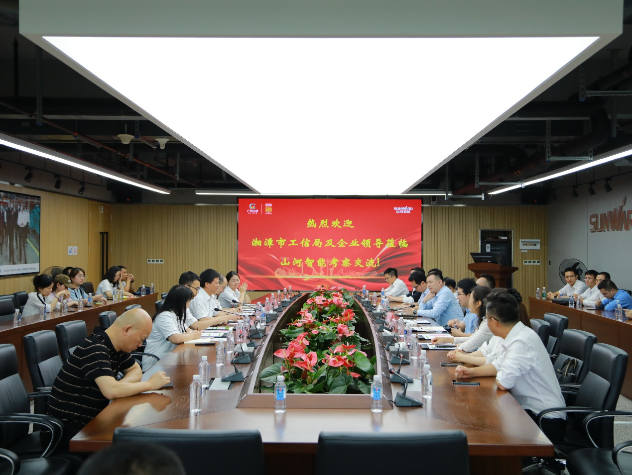 湘潭市工信局带队莅临永利集团官网智能开展智能制造现场观摩交流活动