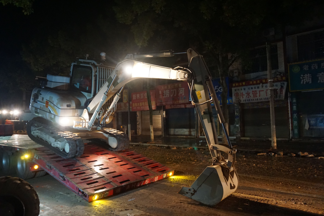 驰援湖南平江抗洪抢险，，，，，，共克时艰显继承